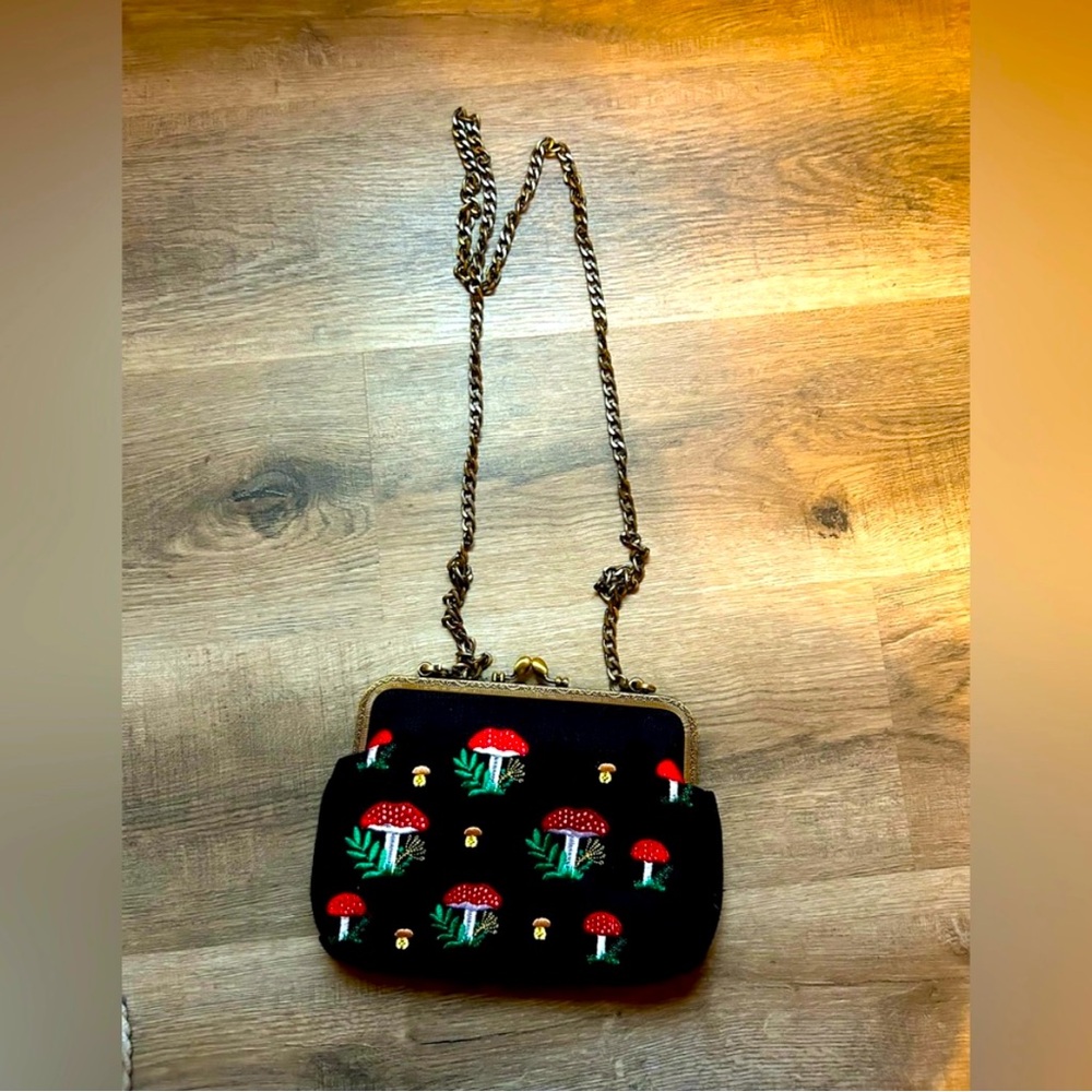 Mushroom embroidered Kisslock Black bag shoulder chain Zipper pocket New